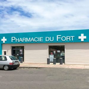 Devant la Pharmacie du Fort